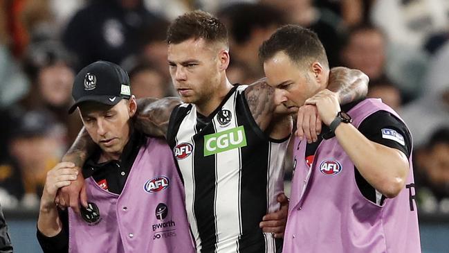 MELBOURNE, AUSTRALIA - MARCH 25: Jamie Elliott of the Magpies leaves the field injured during the 2021 AFL Round 02 match between the Carlton Blues and the Collingwood Magpies at the Melbourne Cricket Ground on March 25, 2021 in Melbourne, Australia. (Photo by Dylan Burns/AFL Photos via Getty Images)