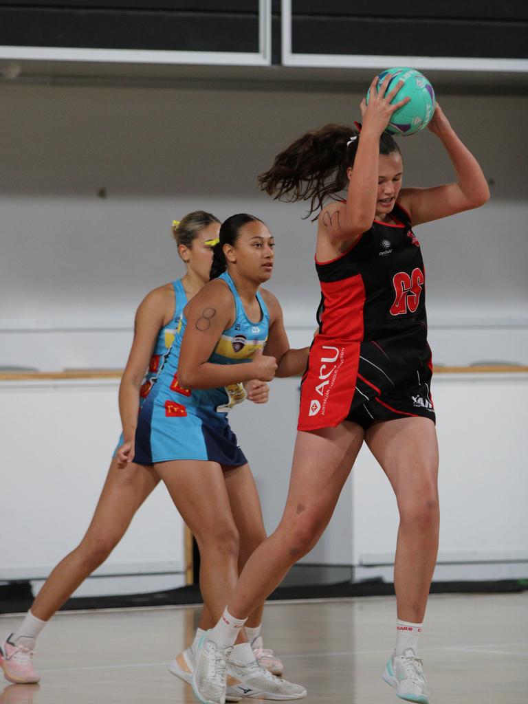 Gold Coast Titans v Brisbane North Cougars U16 Nissan State Titles grand final. Pictured: Simone Botha catches the ball