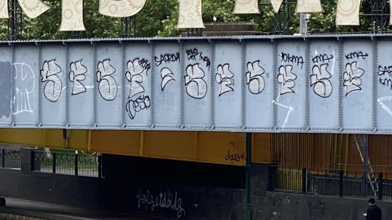 Southbank residents question Sally Capp over graffiti on Queens Bridge ...