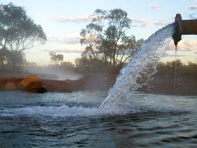 #### ALERT ALERT #### BEFORE REUSE OF THIS IMAGE CHECK CONTENT AND COPYRIGHT ISSUES WITH THE /PICTURE /DESK-  Qld Observed - Steaming hot water gushing from artesian bore at Cunnamulla. PicKate/Thornton, /Toowoomba 27 Apr 2003  farming