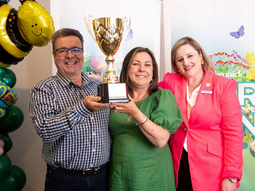 City Grand Champion garden winners, Serge and Leisa Rossignol with general manager of The Chronicle, Erika Brayshaw.Chronicle Garden Competition, awards presentation at Oaks Toowoomba Hotel.Thursday September 14, 2 023