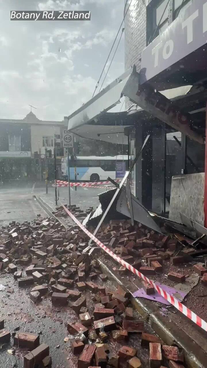 Awning collapses onto inner-Sydney footpath