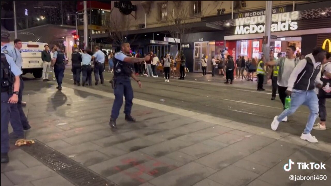 Tense Moment Cops Arrest Man On George St Sydney And Pepper Spray