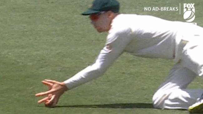 Peter Handscomb dismissed Virat Kohli with a controversial catch.