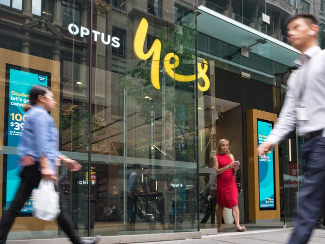 SYDNEY, AUSTRALIA - NewsWire Photos, NOVEMBER 09, 2023: Crowd outside the Optus centre in George Street in Sydney.  Picture: NCA NewsWire / Flavio Brancaleone