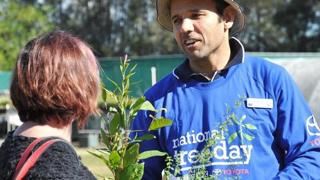 Community bushcare officer Martin Gauci gives plant advice.