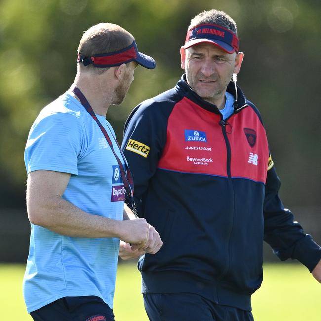 Yze (right) speaks to Simon Goodwin at Melbourne training when he was a senior assistant during the 2023 finals series. Picture: Quinn Rooney / Getty Images