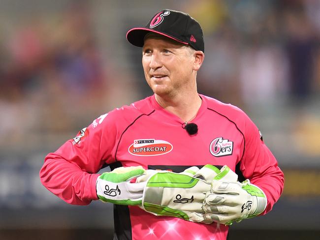 Sydney Sixers wicket-keeper Brad Haddin looks on during the Big Bash League (BBL) T20 semi-final match between the Brisbane Heat and  Sydney Sixers at the Gabba in Brisbane, Wednesday, Jan. 25, 2017. (AAP Image/Dave Hunt) NO ARCHIVING, EDITORIAL USE ONLY, IMAGES TO BE USED FOR NEWS REPORTING PURPOSES ONLY, NO COMMERCIAL USE WHATSOEVER, NO USE IN BOOKS WITHOUT PRIOR WRITTEN CONSENT FROM AAP