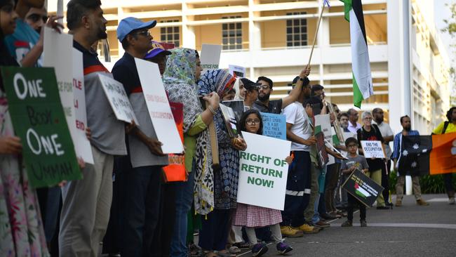 Hundreds of Territorians attended a pro-Palestine protest outside of the NT Parliament house on Friday October 27 calling for a ceasefire 20-days into the Gaza conflict.