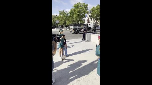 Aussie Skater Chloe Covell Meets A Young Fan In The Streets Of Paris ...