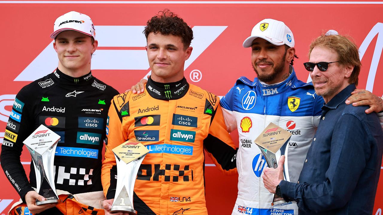 Sprint winner Lando Norris with Oscar Piastri and Lewis Hamilton. Photo by Hector Vivas / GETTY IMAGES.