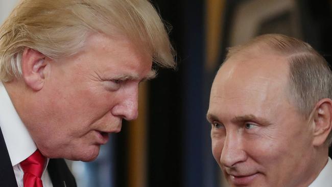 US President Donald Trump (L) chats with Russia's President Vladimir Putin as they attend the APEC Economic Leaders' Meeting, part of the Asia-Pacific Economic Cooperation (APEC) leaders' summit in the central Vietnamese city of Danang on November 11, 2017. / AFP PHOTO / SPUTNIK / Mikhail KLIMENTYEV