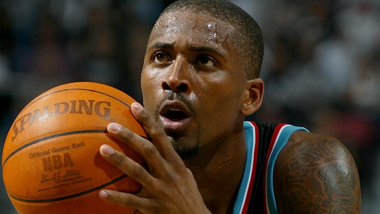 Shareef Abdur-Rahim of the Vancover Grizzlies dribbles the ball News  Photo - Getty Images
