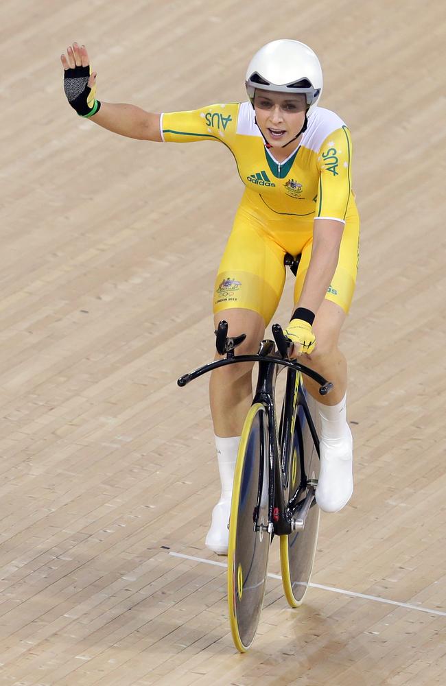 Annette Edmondson wins bronze in the Omnium at the London Olympics.