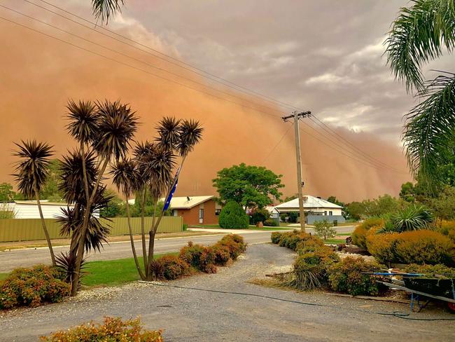 The dust storm looms over the township of Kerang. Picture: Janelle Burton