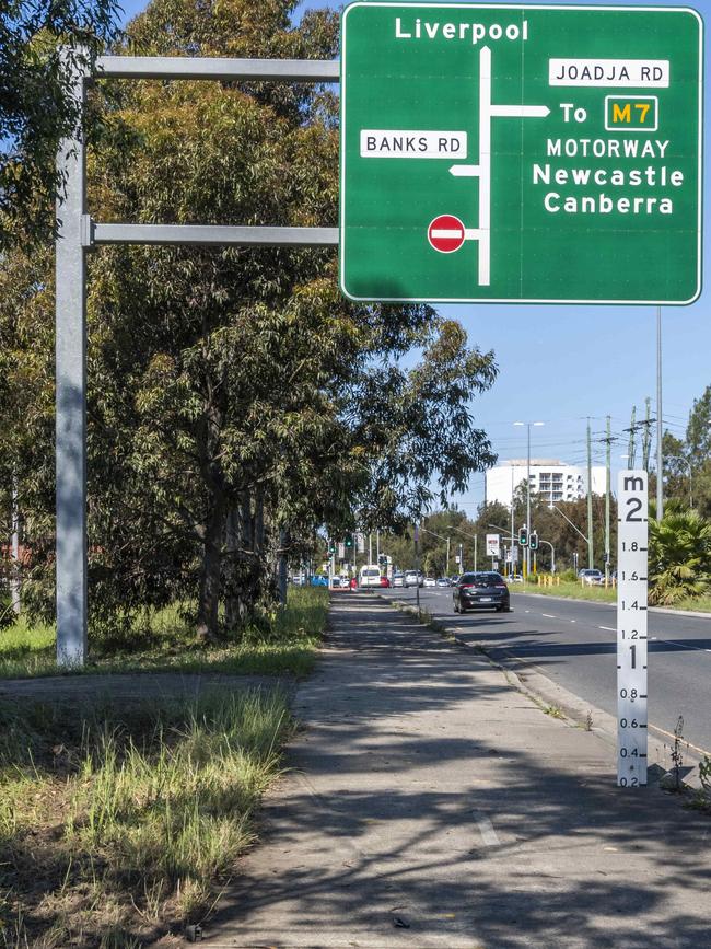 The fatal crash site on Hoxton Park Rd. Picture: NewsWire / Monique Harmer