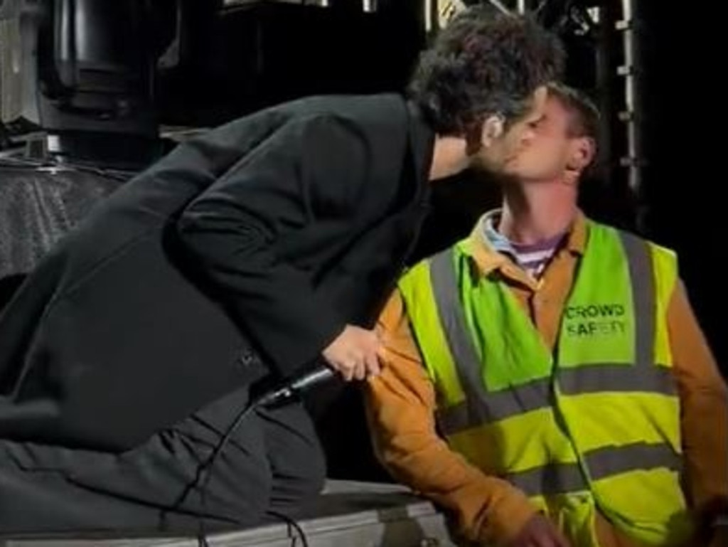 Matty Healy kisses the male security guard.