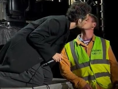 Matty Healy kisses the male security guard.