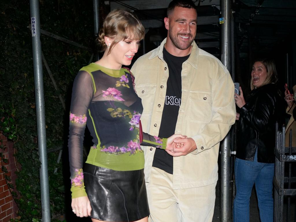 Ryan Reynolds Posts Recreation of Blake Lively & Taylor Swift Pic With  Travis Kelce