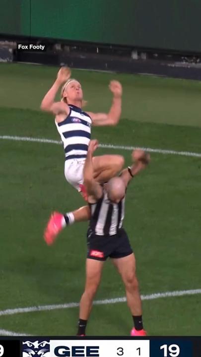 Ollie Dempsey lights up the MCG with huge hanger