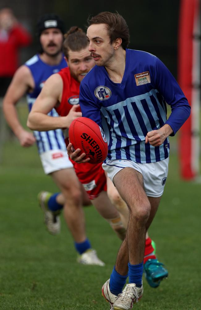 Reservoir’s Lachlan Shaw looks for a handball option against Lalor.