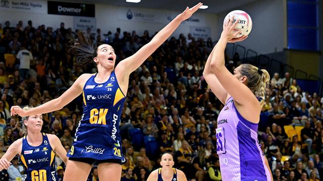 Ashleigh Ervin in action for the Lightning against Firebirds and Diamonds shooter Donnell Wallam of the Firebirds. Photo: Getty Images