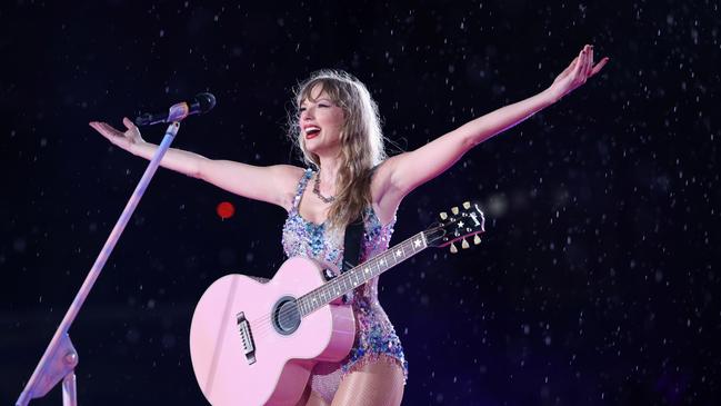 RIO DE JANEIRO, BRAZIL - NOVEMBER 19: (EDITORIAL USE ONLY, NO COVERS.) Taylor Swift performs during night two of 