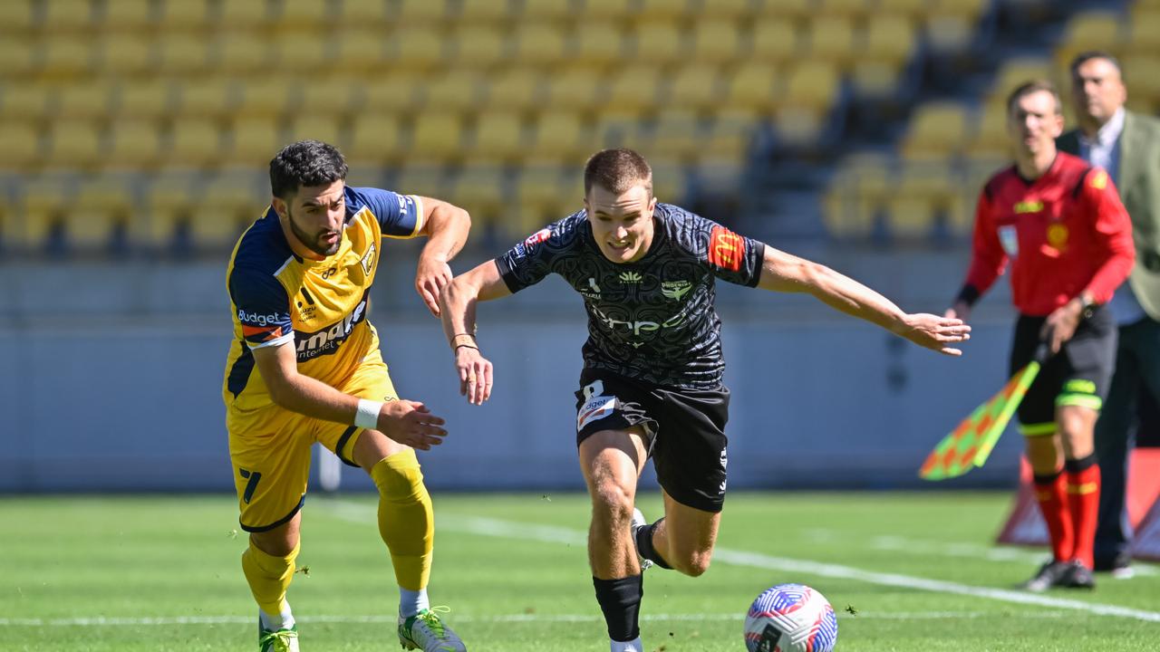 The Mariners’ Christian Theoharous (left) battles with Wellington’s Ben Old at Sky Stadium. Picture: Mark Tantrum/Getty Images