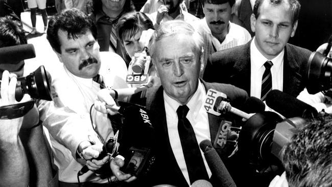  FilePic - 1987 Sir Joh Bjelke-Petersen announcing retirement to assembled media. PicTed/Holliday headshot crowd 