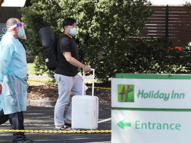 MELBOURNE, AUSTRALIA- NewsWire Photos FEBRUARY 10, 2021: The Holiday in at Tullamarine Airport which is being used as a COVID quarantine hotel, is being closed down and evacuated. Picture: NCA NewsWire/ David Crosling