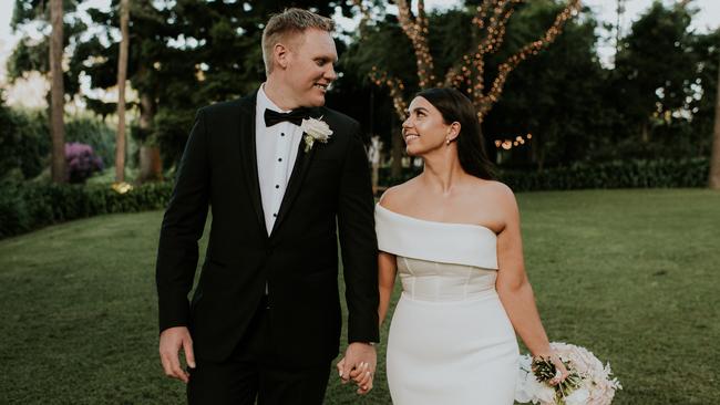 Madeleine Barnett and Nicholas Johnson recently married after meeting on Hinge. Picture: Danielle Smith (Lightsmith Images)