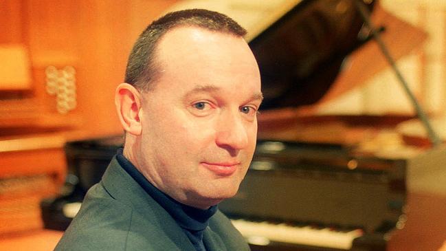 Ian Holtham performs a selection of Scarlatti sonatas on four Steinways.