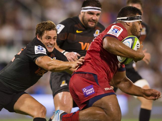 Taniela Tupou proves a handful for the Jaguares defence.