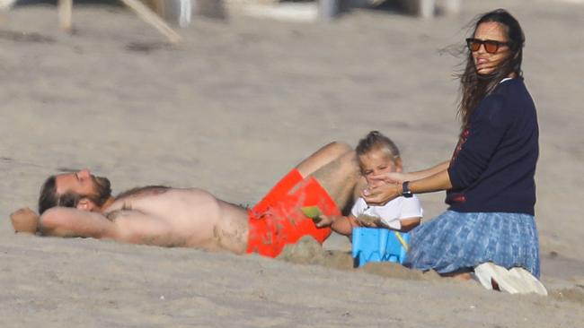 Single mum Jennifer Garner and single dad Bradley Cooper were spotted having a beach day. Picture: X17online.com