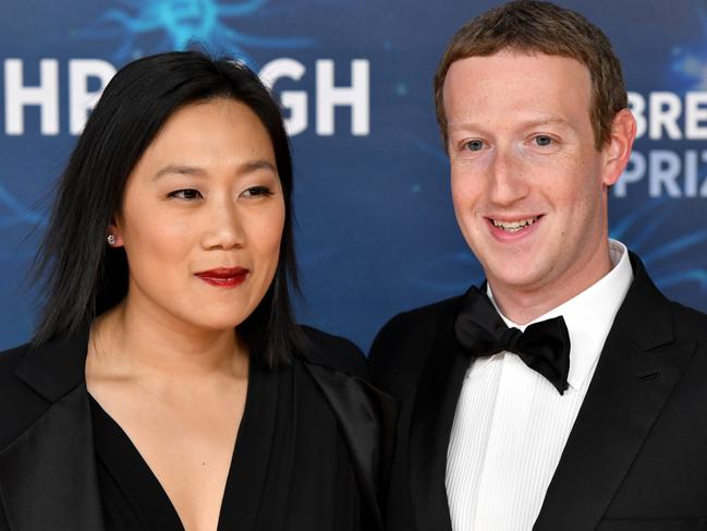 MOUNTAIN VIEW, CALIFORNIA - NOVEMBER 03: (L-R) Priscilla Chan and Mark Zuckerberg attend the 2020 Breakthrough Prize Red Carpet at NASA Ames Research Center on November 03, 2019 in Mountain View, California. (Photo by Ian Tuttle/Getty Images for Breakthrough Prize )