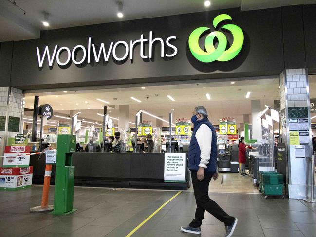 MELBOURNE, AUSTRALIA - NewsWire Photos AUGUST  31 2020: Customers at Woolworths in South Melbourne on Monday. Coles and Woolworths stores on virus alert after four supermarkets have been deep cleaned after three workers and a customer tested positive to coronavirus in Melbourne.Picture: NCA NewsWire / David Geraghty