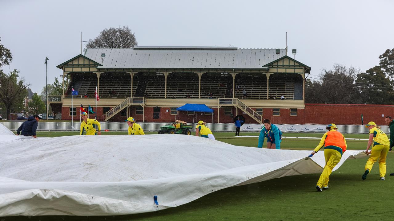 Australian players assisting ground staff. Photo by Asanka Ratnayake/Getty Images.