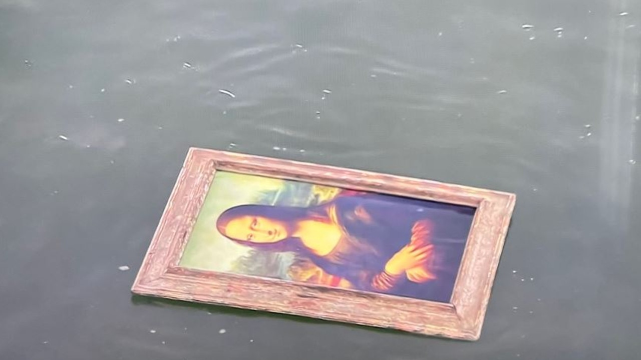 The Mona Lisa casually floating in the Seine.