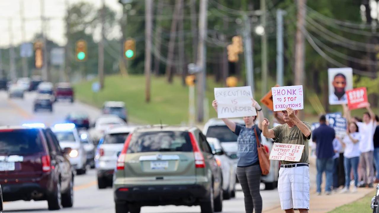 People protest the execution of Freddie Owens (inset) before his death on September 20. (Tracy Glantz/The State/Tribune News Service via Getty Images)