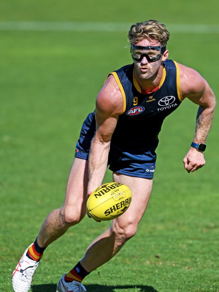 Rory Sloane wearing ski goggles at Crows training this year. Picture: Mark Brake/Getty Images