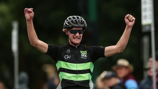 Liam Edwards won a national cycling championship months after a car crash saw him lose four fingers. ​