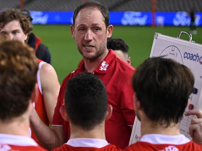 Josh Fraser talks to his Northern Bullants players. Picture: Nathan McNeill