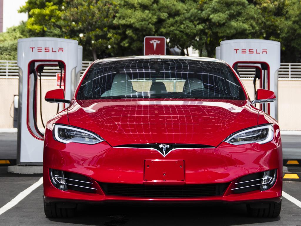 Hazard warning as Tesla owners ‘summon’ their self-driving cars | The ...