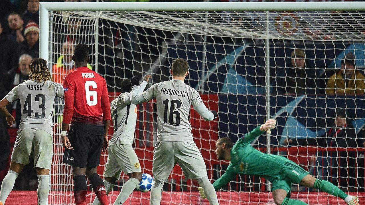 Manchester United's Spanish goalkeeper David de Gea (R) dives to save a shot