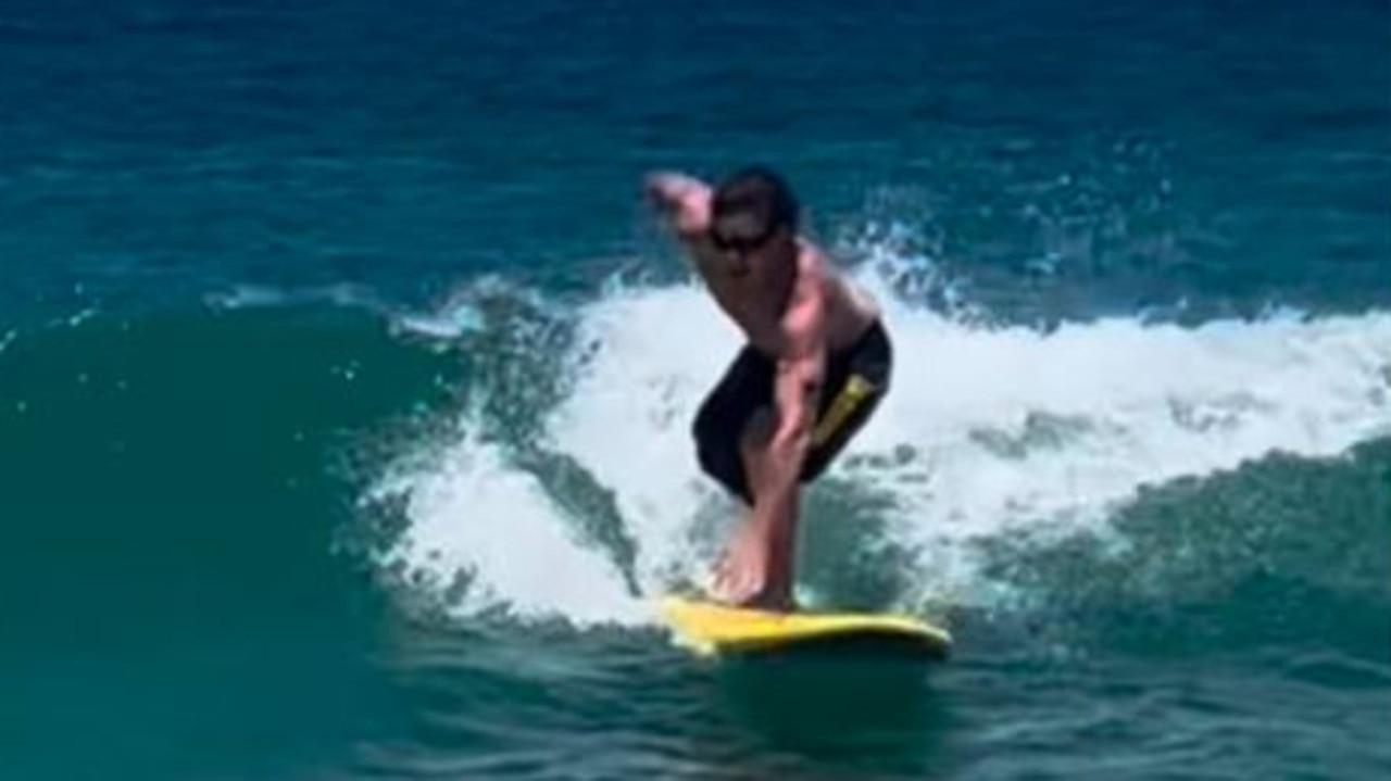 Brave surfer’s one-legged ride