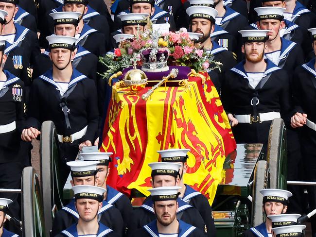 TOPSHOT - The Queen's funeral cortege borne on the State Gun Carriage of the Royal Navy travels along The Mall with the Gentlemen at Arms on September 19, 2022 in London, England. (Photo by Chip Somodevilla / POOL / AFP)