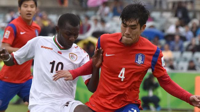 Qasim Said of Oman (L) fights for the ball with Kim Ju Young of South Korea during the first round Asian Cup football match between South Korea and Oman in Canberra on January 10, 2015. AFP PHOTO / MARK GRAHAM --- IMAGE RESTRICTED TO EDITORIAL USE - STRICTLY NO COMMERICAL USE --