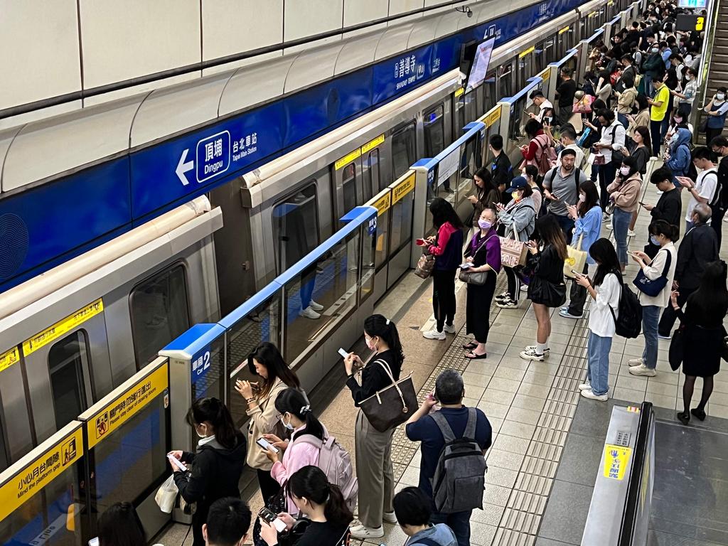 Commuters on a Taipei Mass Rapid Transit (MRT) platform as a train stops during the quake in Taipei. Picture: CNA / AFP