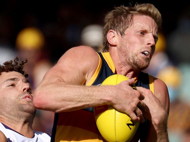 ADELAIDE, AUSTRALIA - MARCH 20: Rory Sloane of the Crows marks in front of Griffin Logue of the Dockers during the 2022 AFL Round 01 match between the Adelaide Crows and the Fremantle Dockers at Adelaide Oval on March 20, 2022 In Adelaide, Australia. (Photo by James Elsby/AFL Photos via Getty Images)