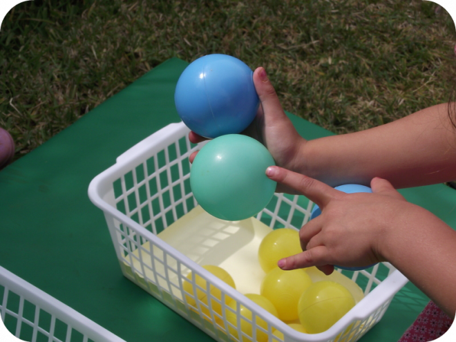 Одна из первых игр с мячом. Игры с мячиками для малышей. Мяч в игре!. Интересные идеи для игр с мячом. Игры с маленьким мячиком.